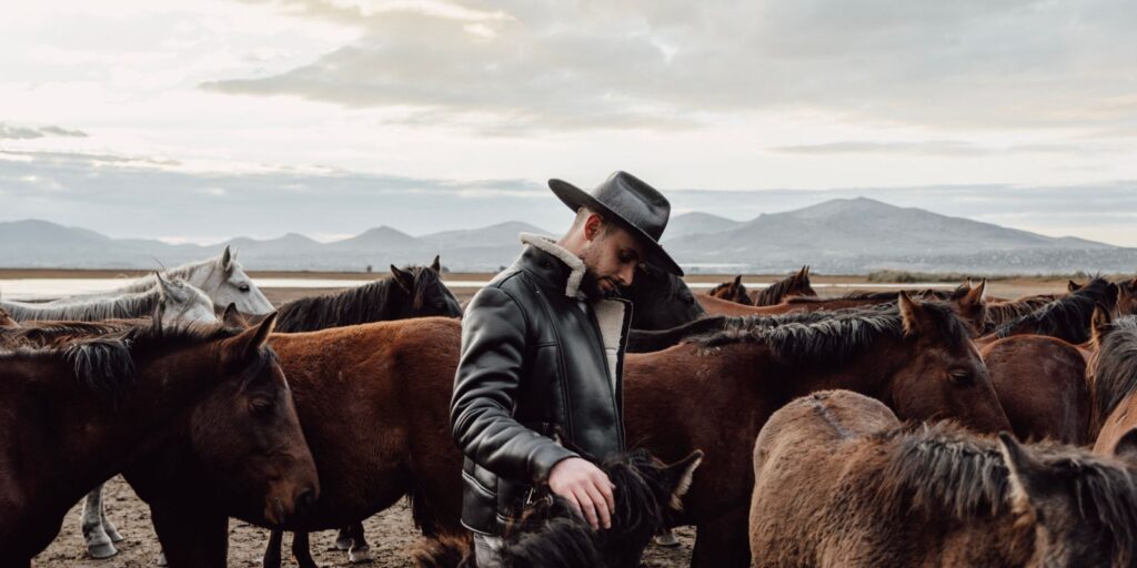 Alak nyers western bőrben, nyitott táj előtt