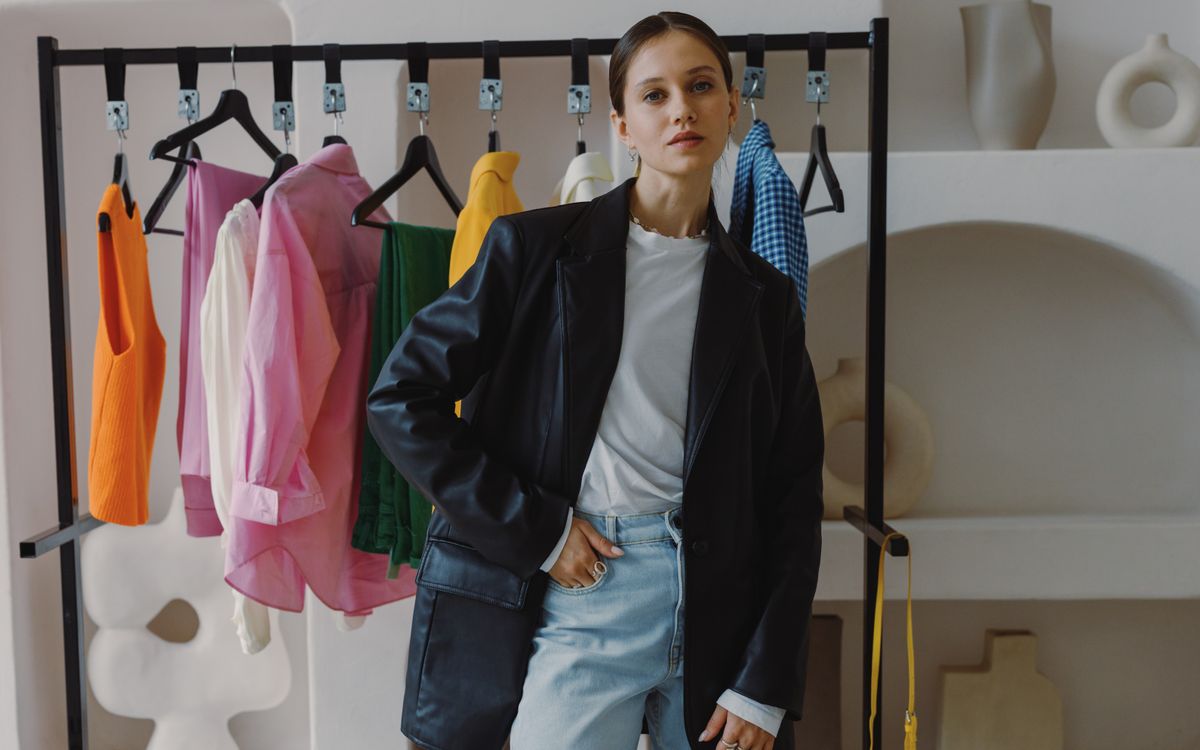 Bőrkabátos nő egy elegáns butikban válogat