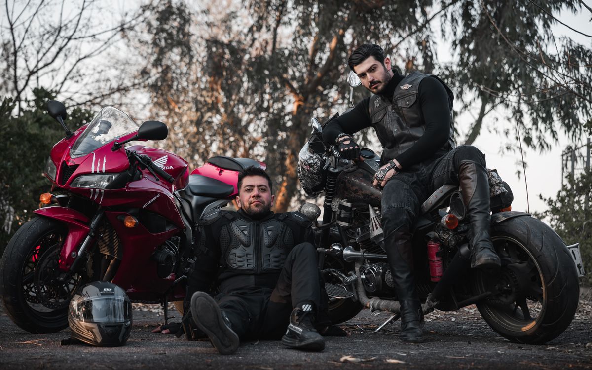 Motorosok bőrben egy klasszikus motorkerékpár mellett