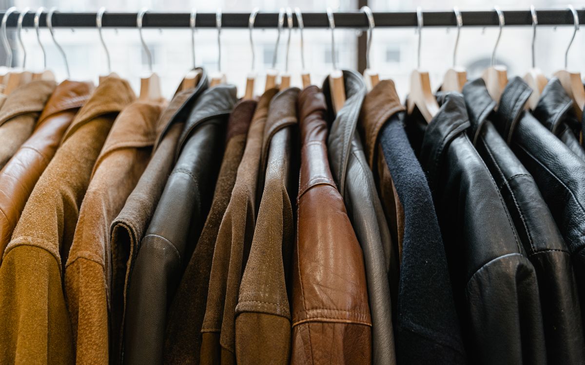 Bőrkabátokkal teli állvány, gondosan felakasztva egy butikban