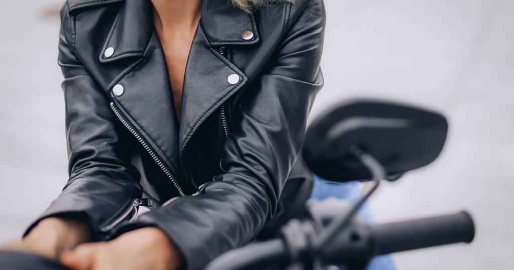 Női bőrdzseki vásárlás online: valódi bőr motoros dzseki fekete színben
