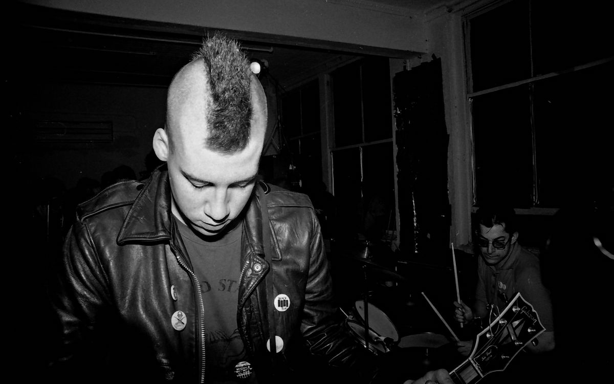 Punk zenekar élő koncerten, fekete-fehér felvételen