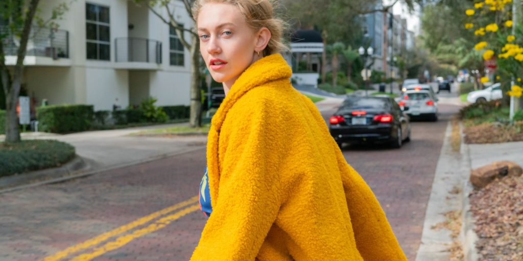 Sárga, rózsaszín vagy narancs bőrkabát: viseld bátran a színt